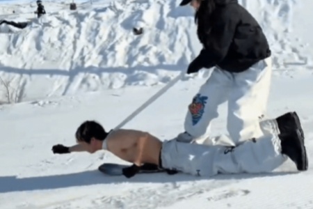 半裸男子被女子“拴脖遛狗式”踩著滑雪！滑雪場回應