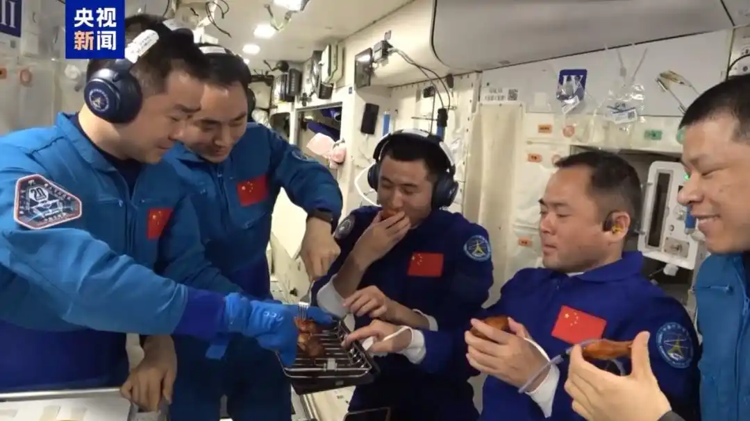 ‌中國空間站首現"太空廚房" 航天員享受太空燒烤