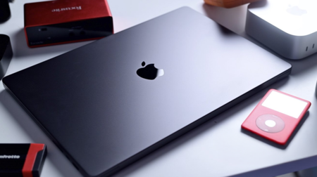 外國使用者去蘋果商店換電池竟獲賠頂配MacBook Pro！