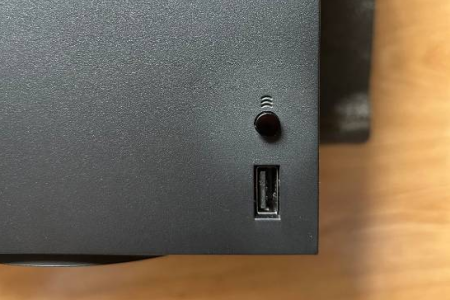 全新XSX主機被曝“掉色”：電源按鈕周圍現白色褪色圈