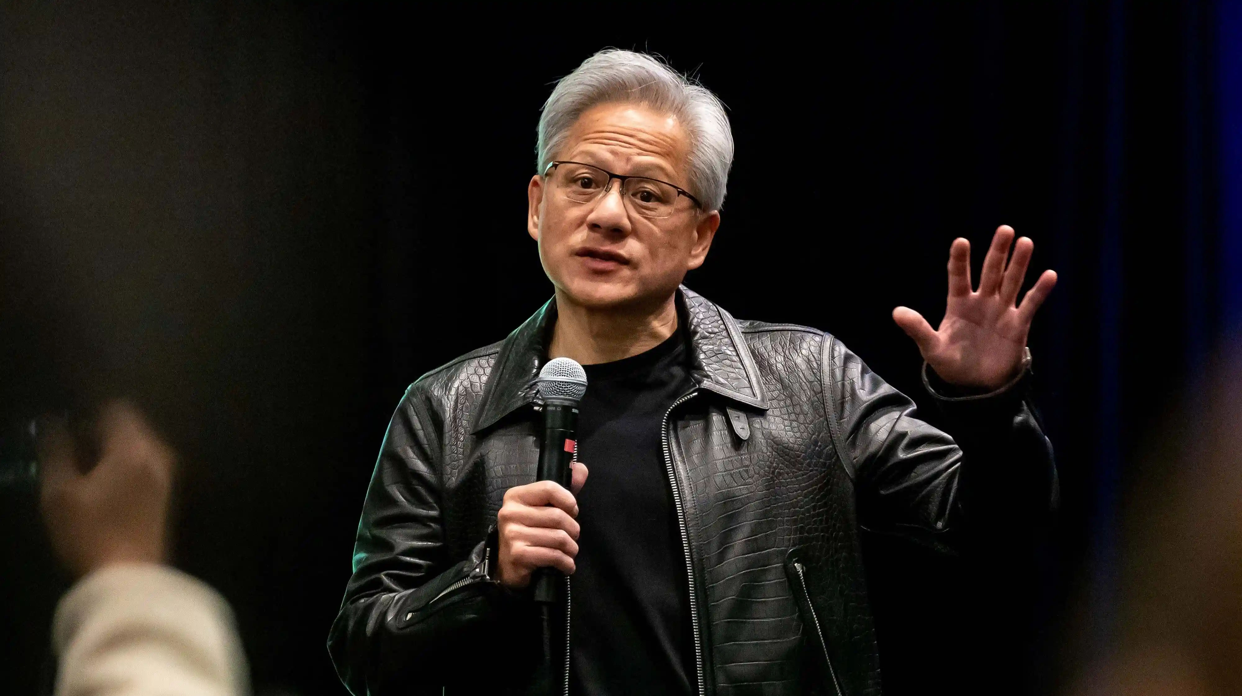 黃仁勳直言美國低估中國科技 中美AI晶片差距僅“納秒”