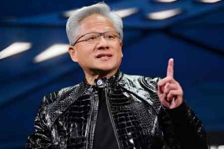 黃仁勳駁斥AI“末日論” 恐慌無益進步，監管勿扼創新