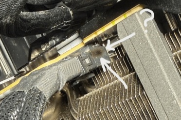 又有一塊RTX 5090顯示卡燒了！電源線出現明顯燒焦