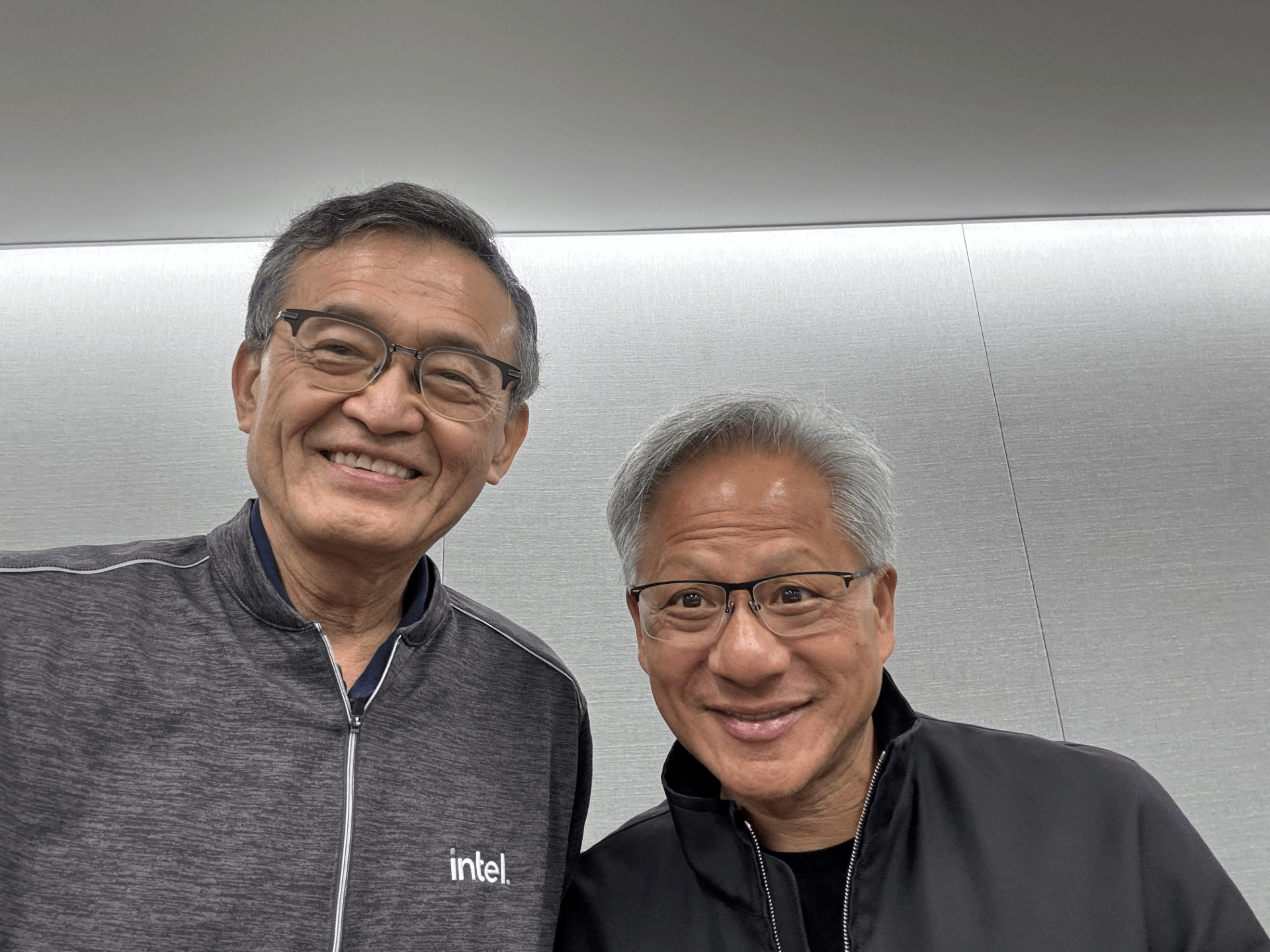 英特爾CEO回應英偉達戰略入股 公開感謝"好友黃仁勳"